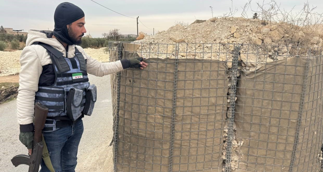 Terör örgütü PKK/YPG'li teröristlerin Münbiç'te sivillerin yaşadığı her yeri bomba düzenekleriyle tuzakladıkları ortaya çıktı. Bombaları tespit eden Suriye Milli Ordu (SMO) güçleri düzenekleri etkisiz hale getiriyor.