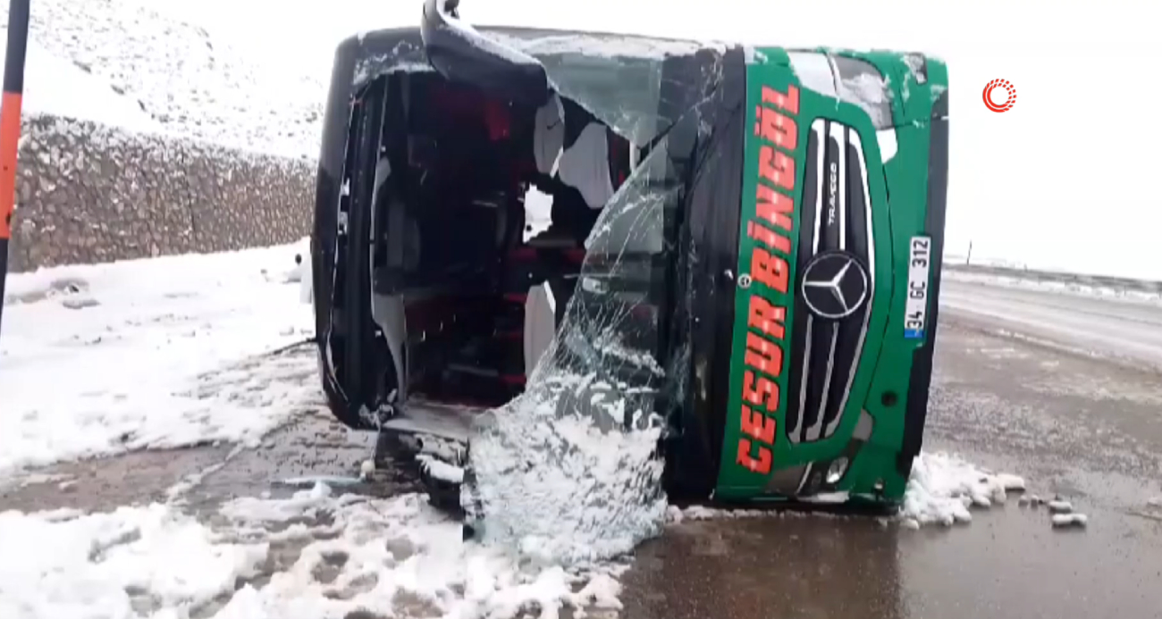 Bingöl’de otobüs devrildi: 2 ölü, 16 yaralı