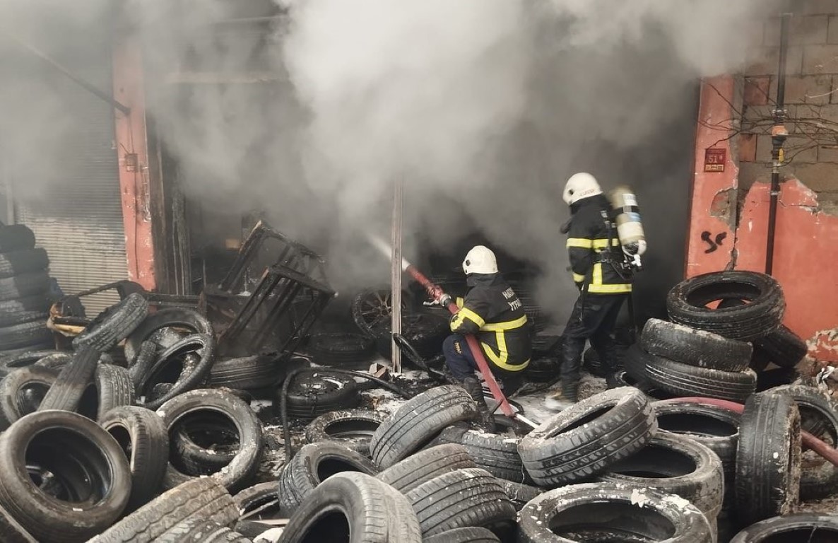 Kırıkhan’da lastikçi dükkanı alevlere teslim oldu