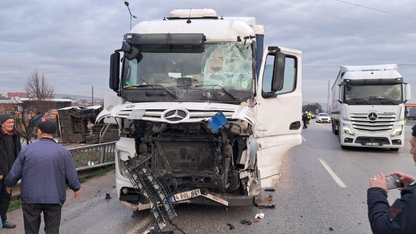 Okul servisi ile tır çarpıştı... 8 öğrencinin durumu ağır