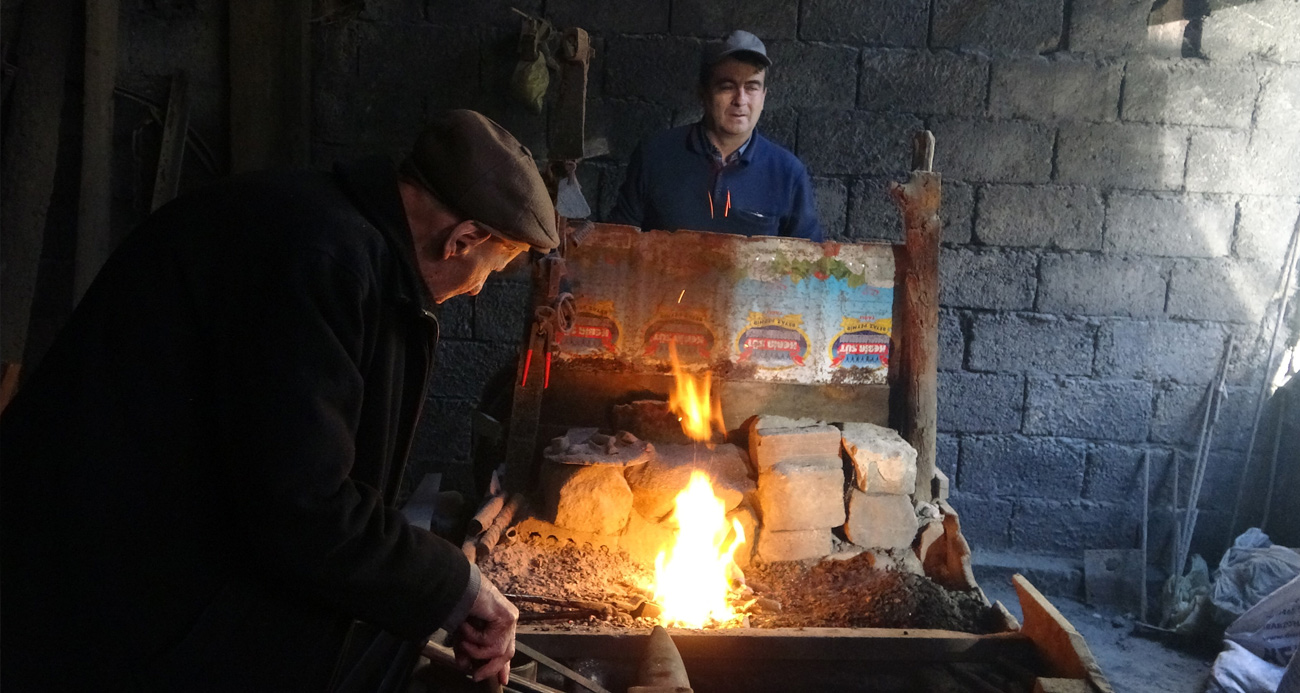 95 yaşındaki demirci ustası Mustafa dede yaşıtlarına taş çıkartıyor