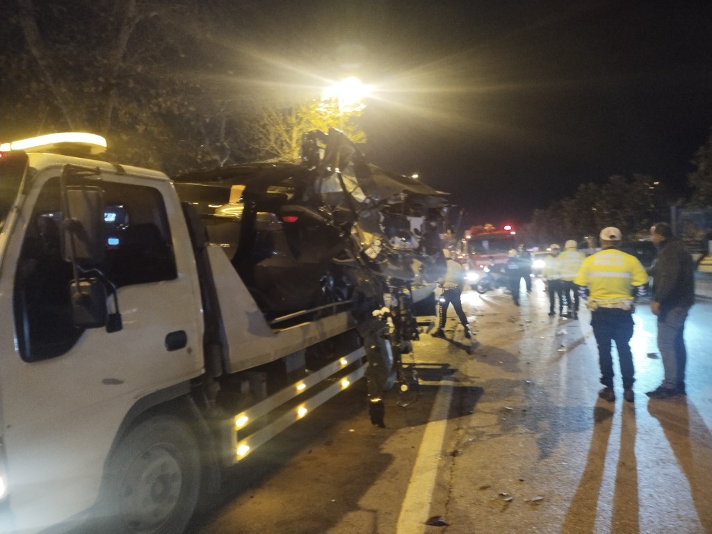Maltepe’de otomobil İETT otobüsüne çarptı: 1 ölü, 1 yaralı