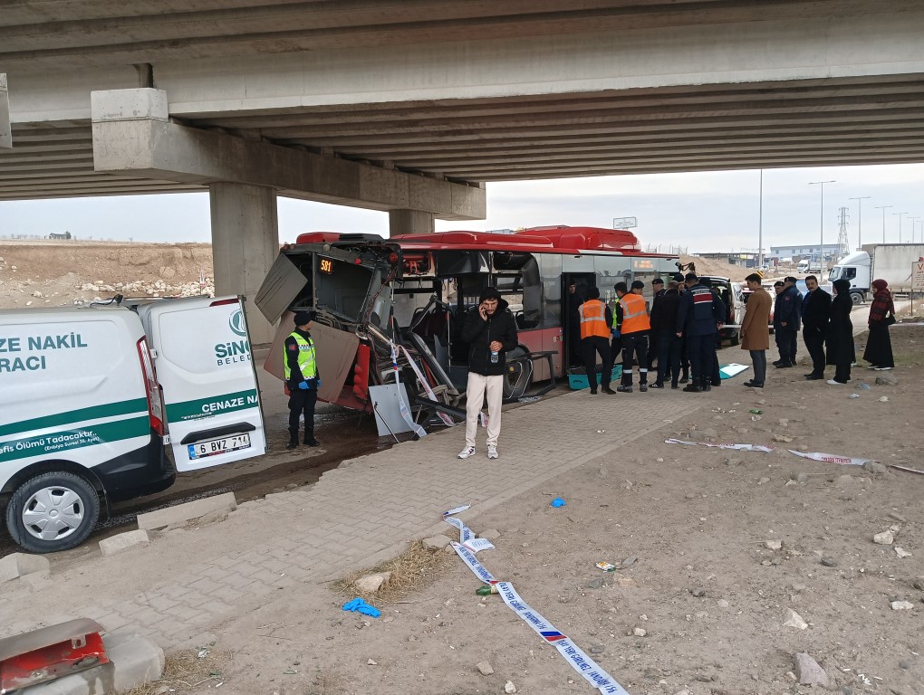 Ankara’da belediye otobüsü tırla çarpıştı: 1 ölü, 1 yaralı