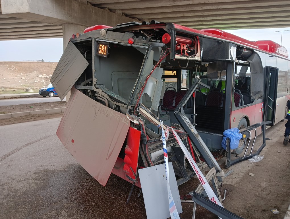 Ankara’da belediye otobüsü tırla çarpıştı: 1 ölü, 1 yaralı