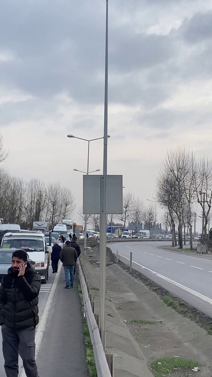 10 yaşındaki çocuğun hayatını kaybettiği kaza sonrası mahalleli karayolunu kapattı