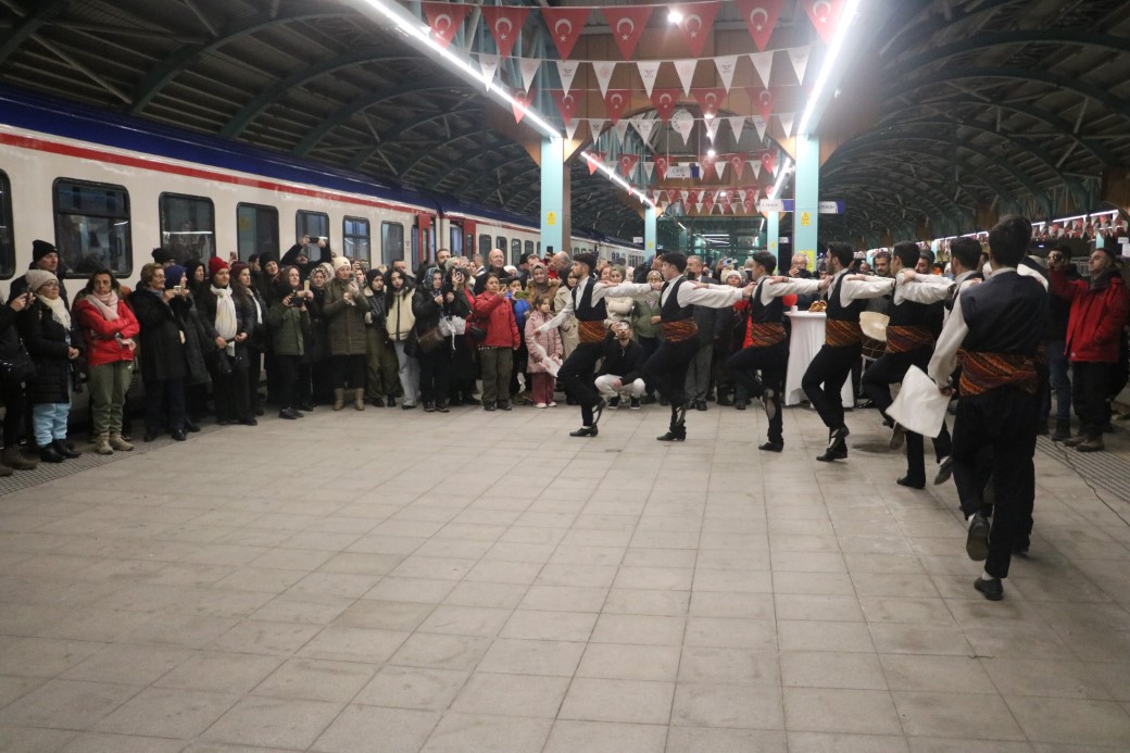 Masalsı yolculuğun treni Sivas’a vardı, yolcular halayla karşılandı