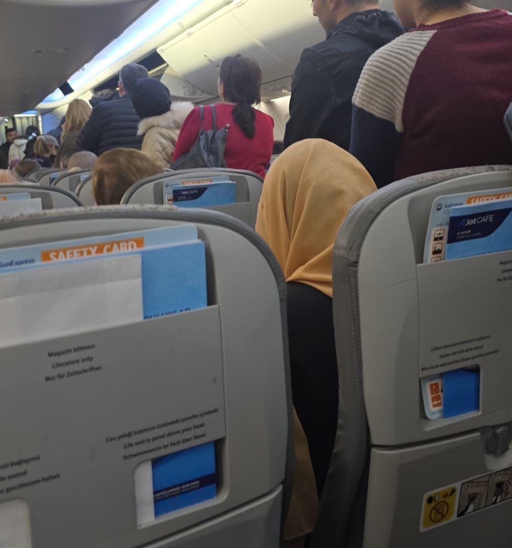 Ajet'ten bilet alan vatandaşları SunExpress uçağına bindirip, arıza sebebiyle indirdiler