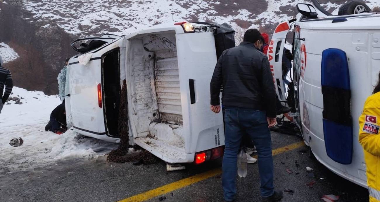 Malatya’da ambulans ile pikap çarpıştı: 1’i ağır 5 yaralı