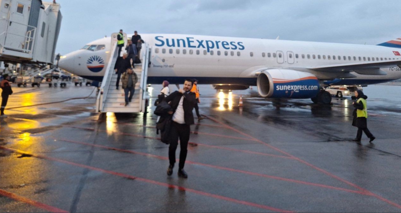 Ajet&#039;ten bilet alan vatandaşları SunExpress uçağına bindirip, arıza sebebiyle indirdiler