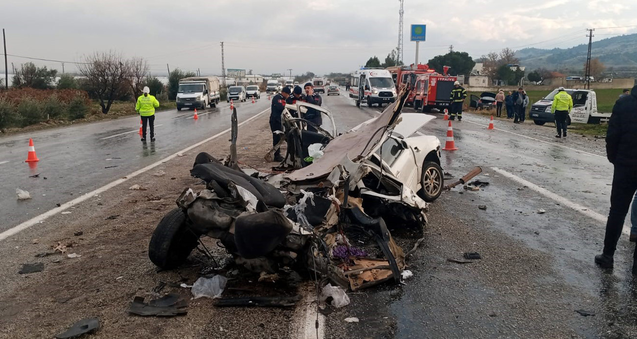 Kontrolden çıkan otomobil karşıdan gelen araçla çarpıştı: 1 ölü, 4 yaralı
