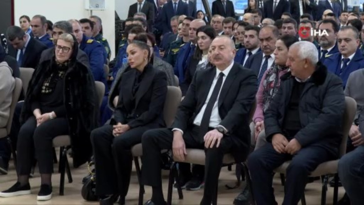 Aliyev, Aktau’daki kazada ölen mürettebatın havalimanındaki törenine katıldı