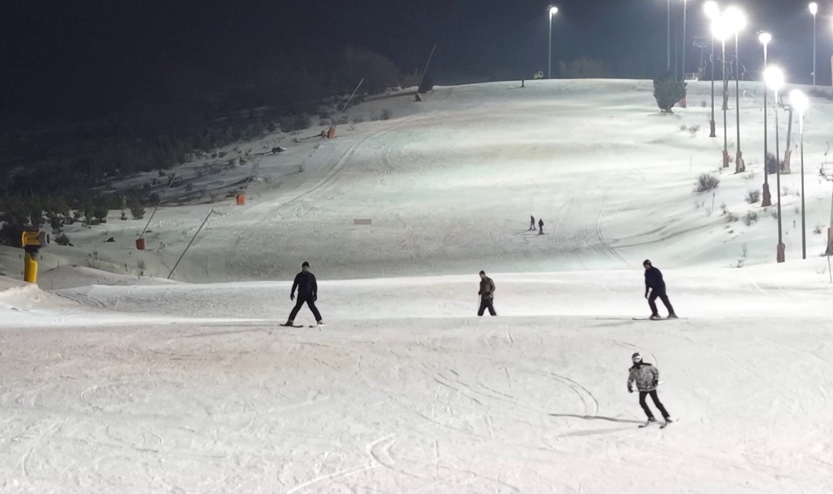 Karanlıkta beyaz yolculuk: Yıldız Dağı Kayak Merkezi’nde gece kayağı keyfi