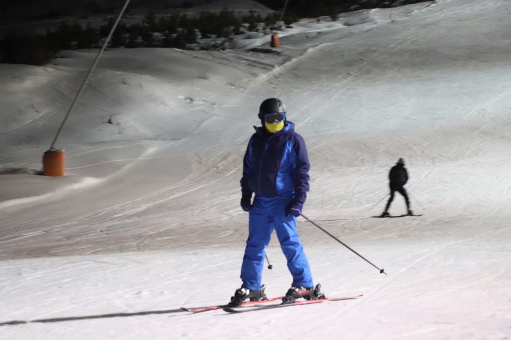 Karanlıkta beyaz yolculuk: Yıldız Dağı Kayak Merkezi’nde gece kayağı keyfi