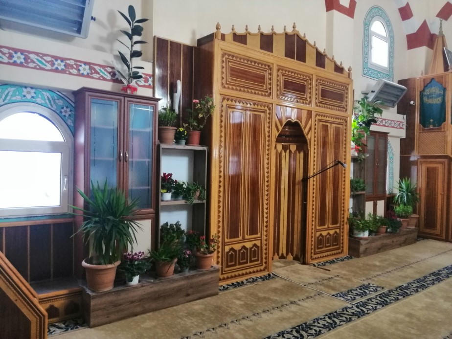 Tokatlı imam cami içini çiçek bahçesine çevirdi