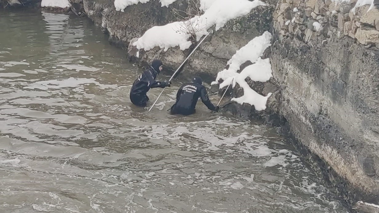 Dalgıçlar Karasu’da kayıp öğretmeni arıyor