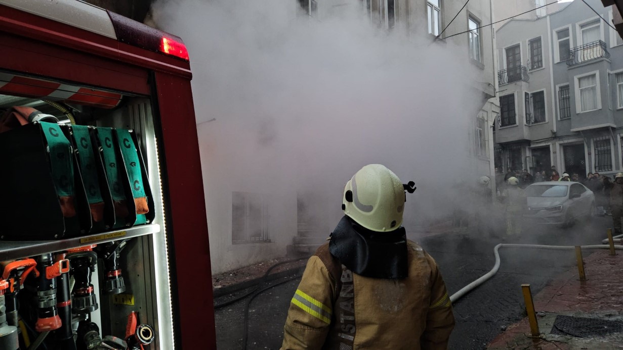 Beyoğlu’nda korkutan yangın: Kalbi duran kediyi itfaiye hayata döndürdü