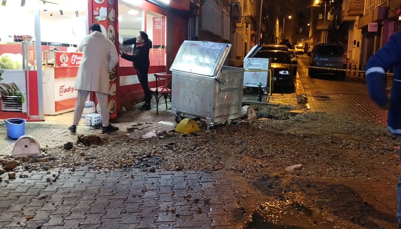 Kadıköy’de kanalizasyon borusu patladı... Fışkıran suyun metrelerce yükseldiği anlar kamerada