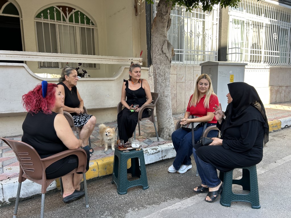 Kadın muhtardan örnek davranış, atık yağları ev ev dolaşarak topluyor