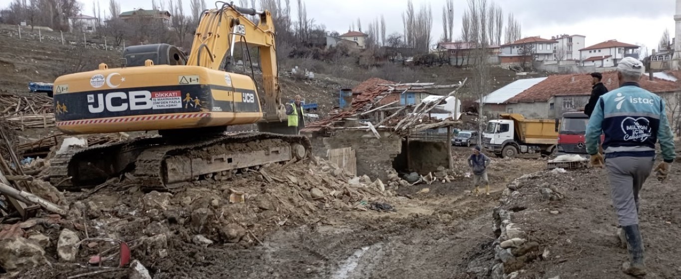 5,6’lık depremin merkez üssü Buğdaylı köyünde yaralar sarılıyor