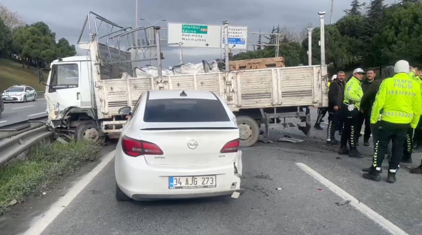 TEM otoyolu Haramidere bağlantısında 6 araçlı zincirleme kaza: 8 yaralı