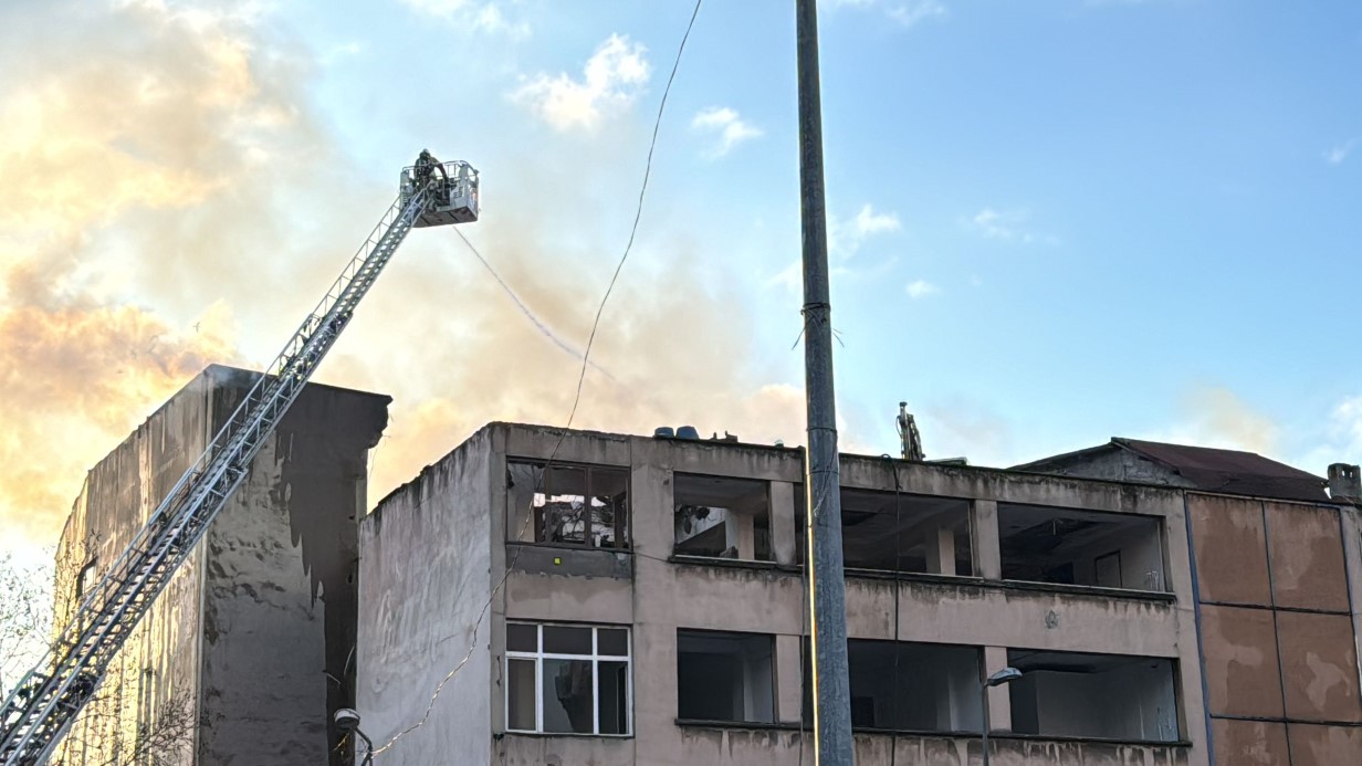 Mecidiyeköy’de yıkımı yapılan metruk binadan alevler yükseldi: İşçiler mahsur kaldı