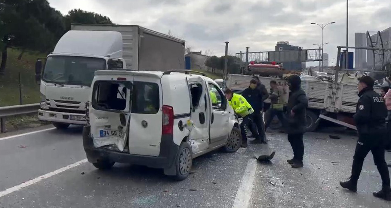 TEM otoyolu Haramidere bağlantısında 6 araçlı zincirleme kaza: 8 yaralı