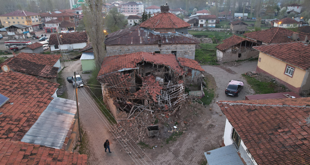 5,6’lık depremin merkez üssü Buğdaylı köyünde yaralar sarılıyor