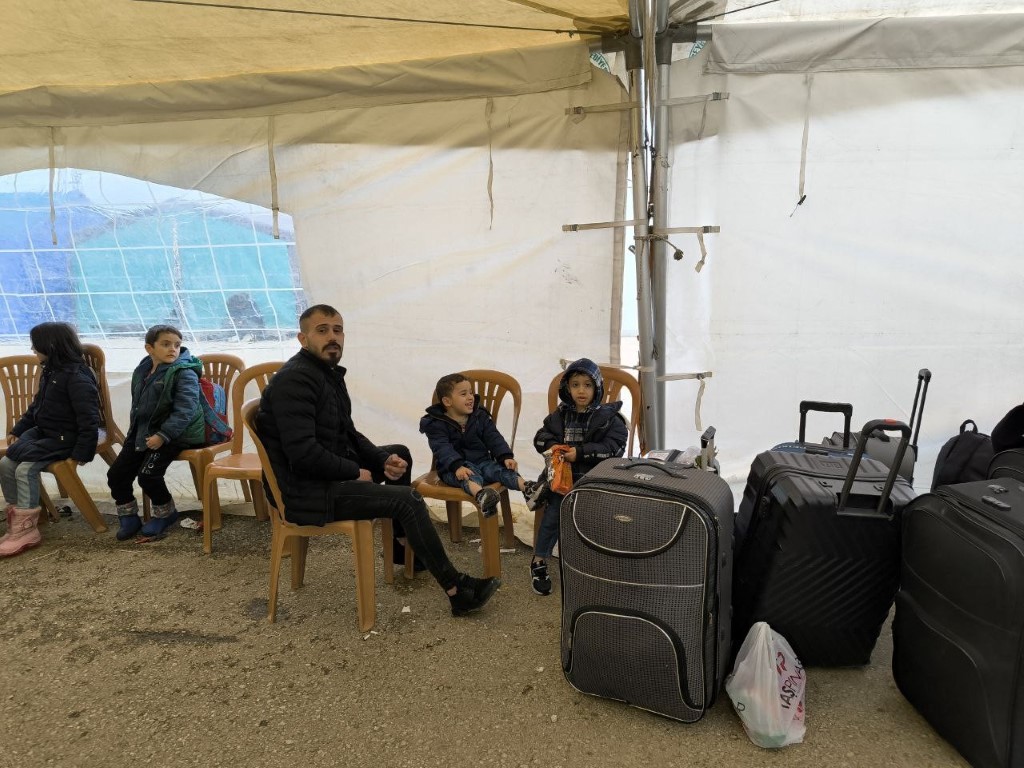 Suriyeliler 2025’e memleketlerinde girmek için yılın son günü geçişlerini sürdürüyor