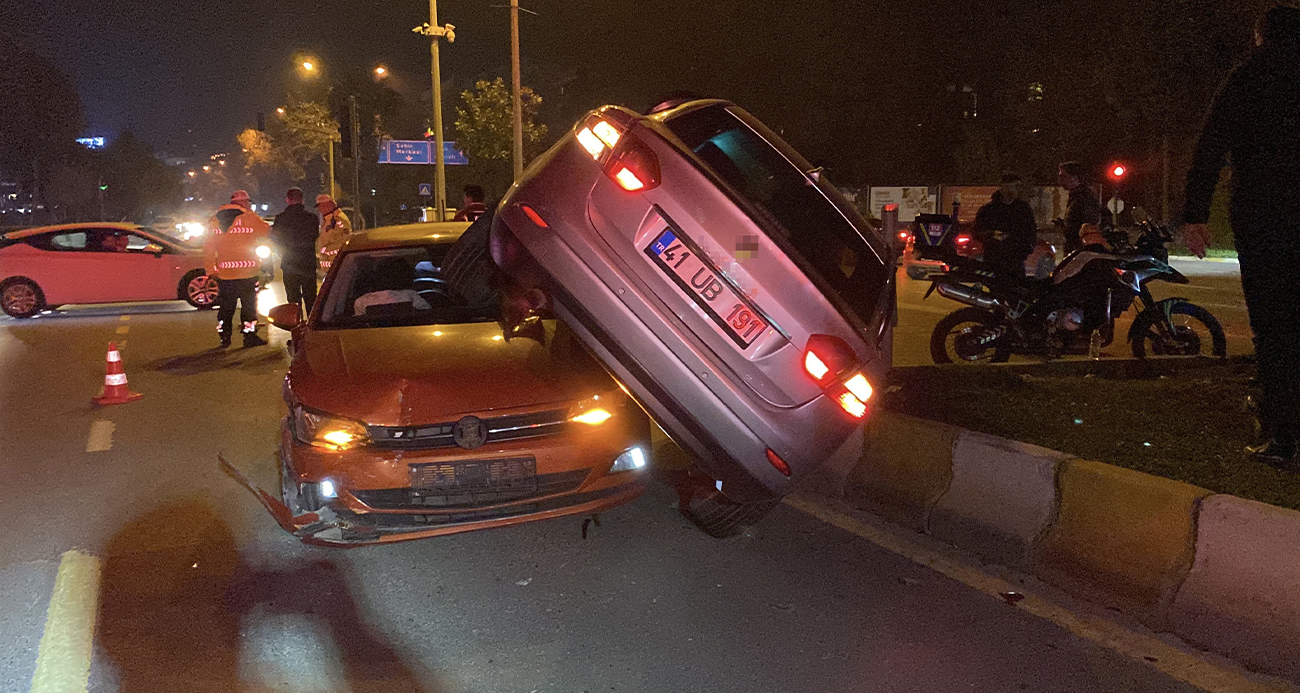 Çarpışan otomobiller üst üste bindi: 2 yaralı