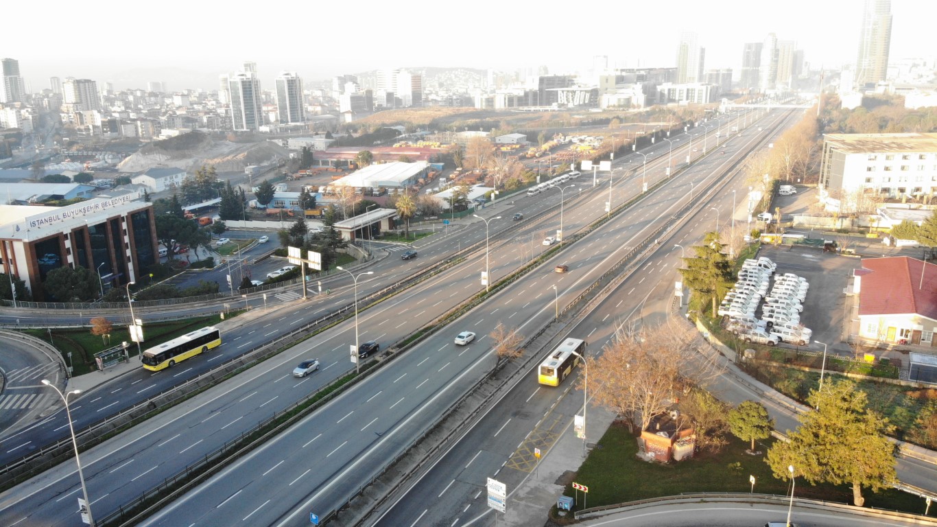 Yılın ilk gününde İstanbul’da yollar boş kaldı