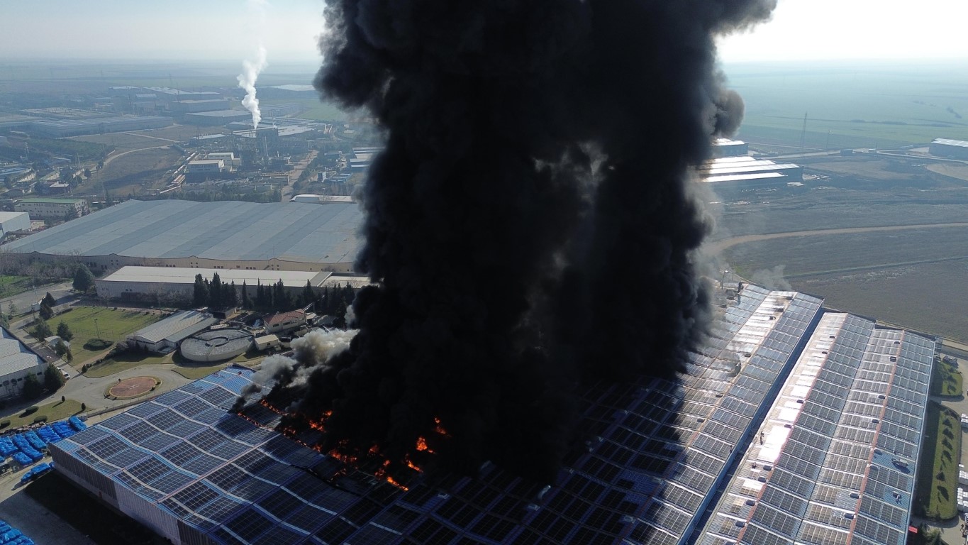 Kırklareli’nde oyuncak fabrikasındaki yangın dronla görüntülendi