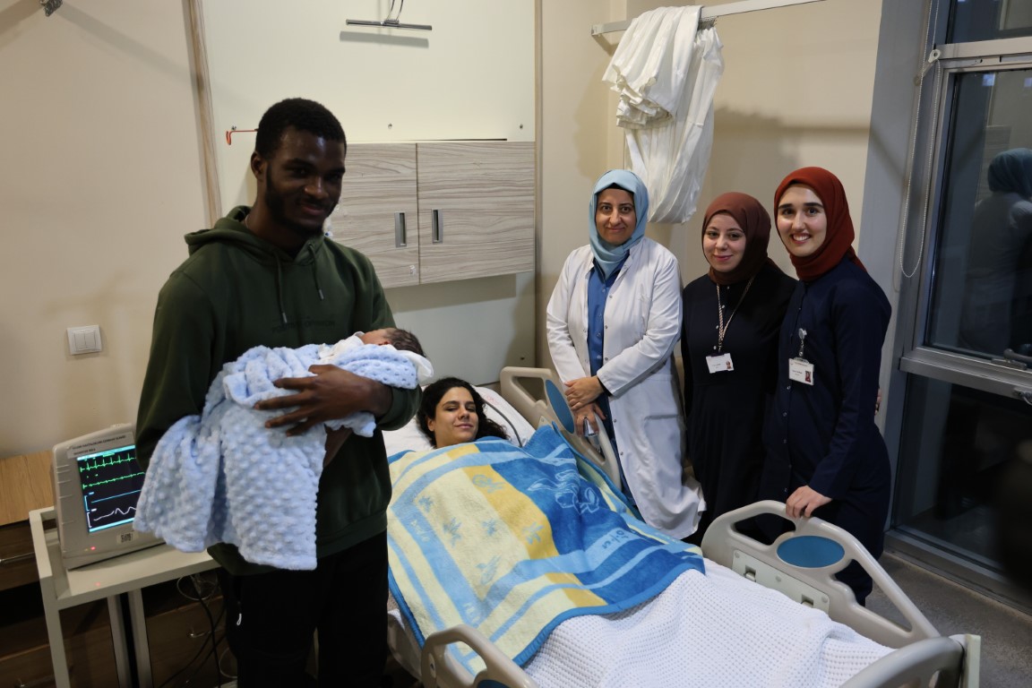 Haitili genç yeni yılın ilk saatlerinde Sivas’ta baba oldu