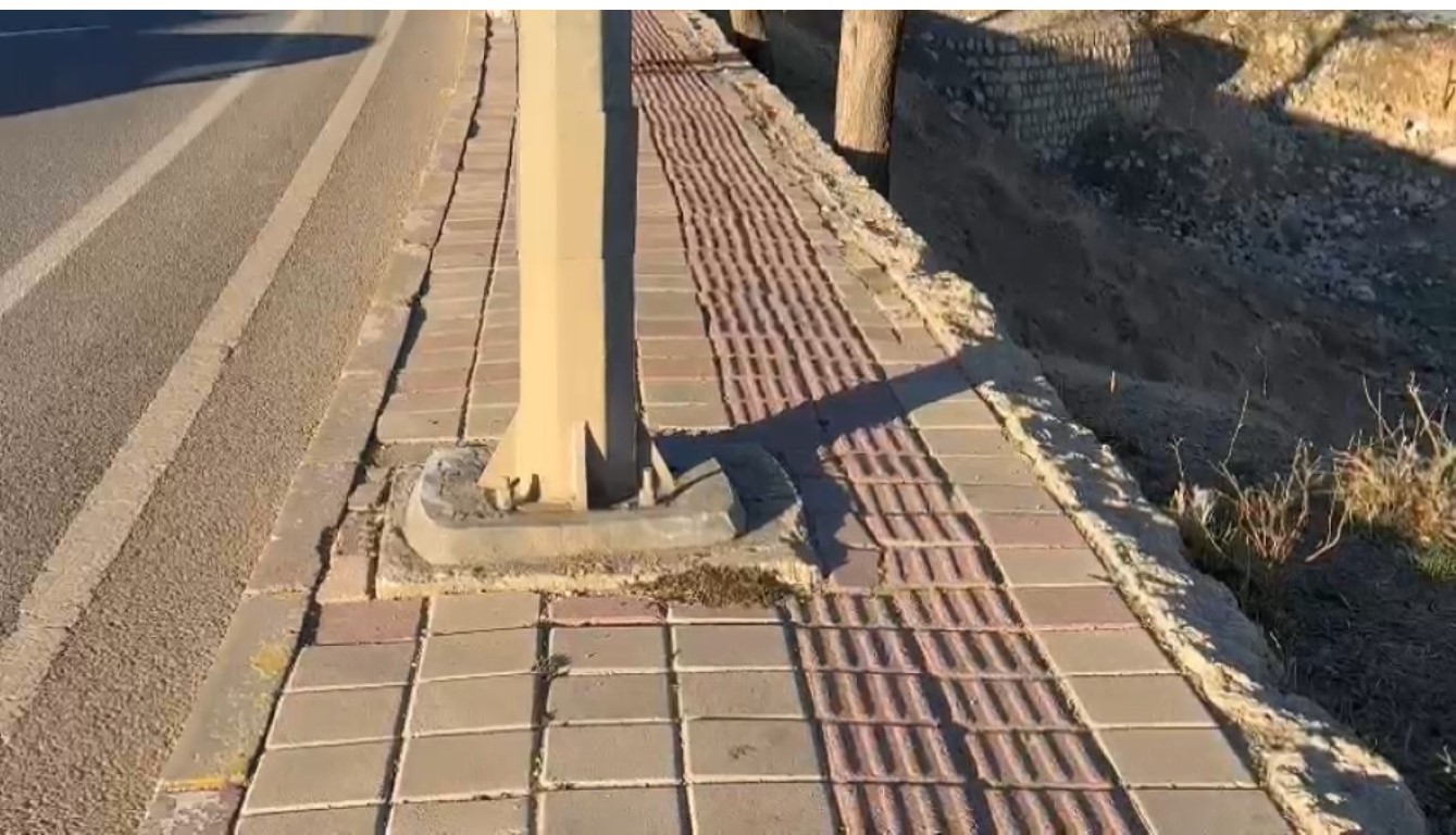 Dicle Elektrik ekipleri diktikleri elektrik direğiyle engelli yolunu kapattı, vatandaş tepki gösterd