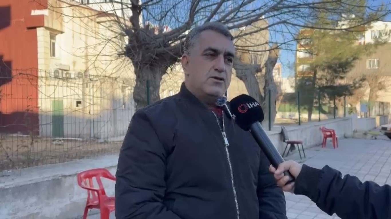 Dicle Elektrik ekipleri diktikleri elektrik direğiyle engelli yolunu kapattı, vatandaş tepki gösterd