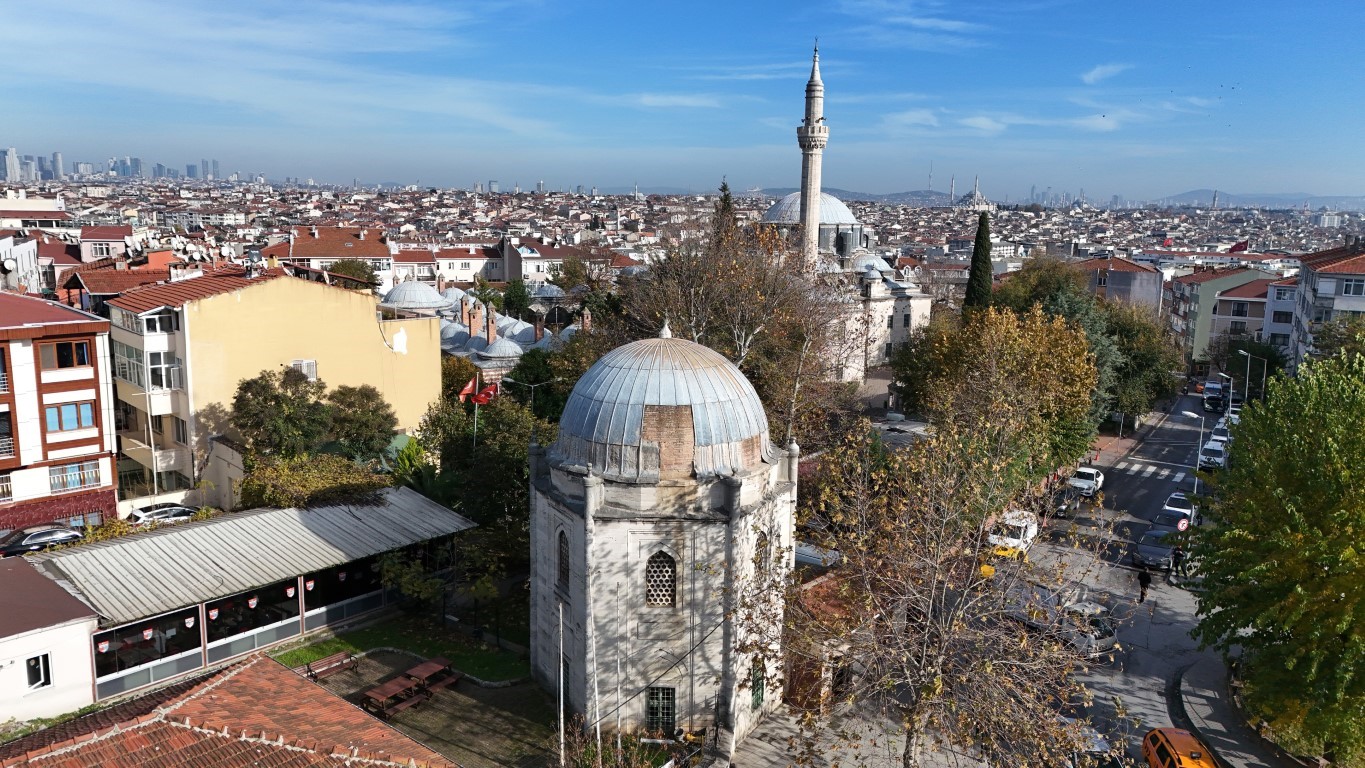 458 yıllık Gazi Kara Ahmet Paşa Külliyesi'nin kurşunları döküldü, sebilini inşaat firması kullanıyor