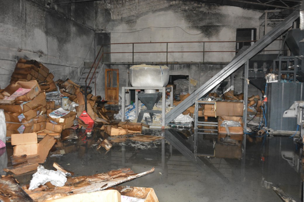 Kedi kumu paketleme tesisinde yangın: Büyük çaplı maddi hasar oluştu