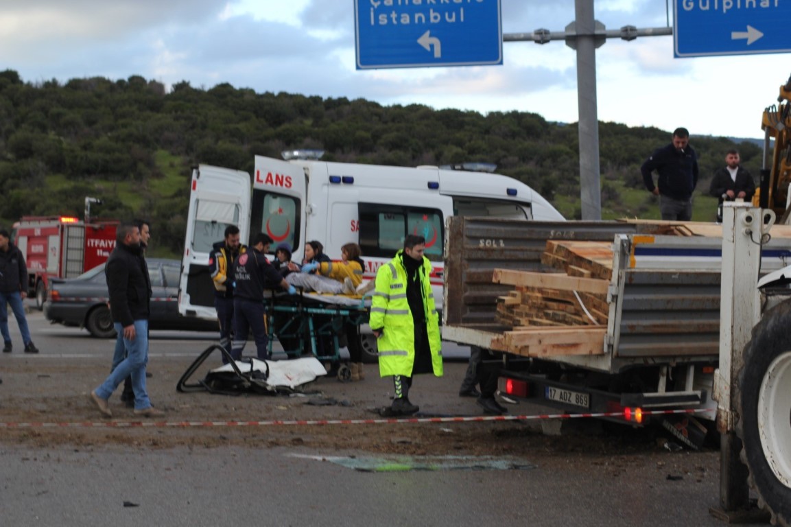 Çanakkale’de iki kamyonet çarpıştı: 1 ölü, 1 yaralı