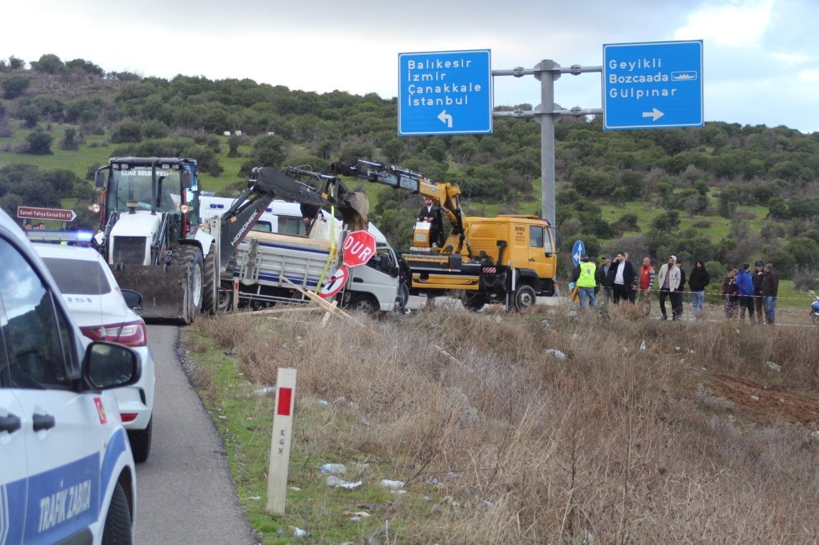 Çanakkale’de iki kamyonet çarpıştı: 1 ölü, 1 yaralı