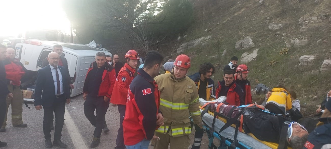 Yolcu minibüsü ile otomobil çarpıştı: 2 ölü, 18 yaralı