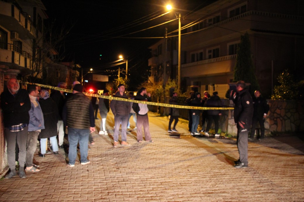 Sakarya’da geceyi aydınlatan yangın: Mahalleli sokağa döküldü