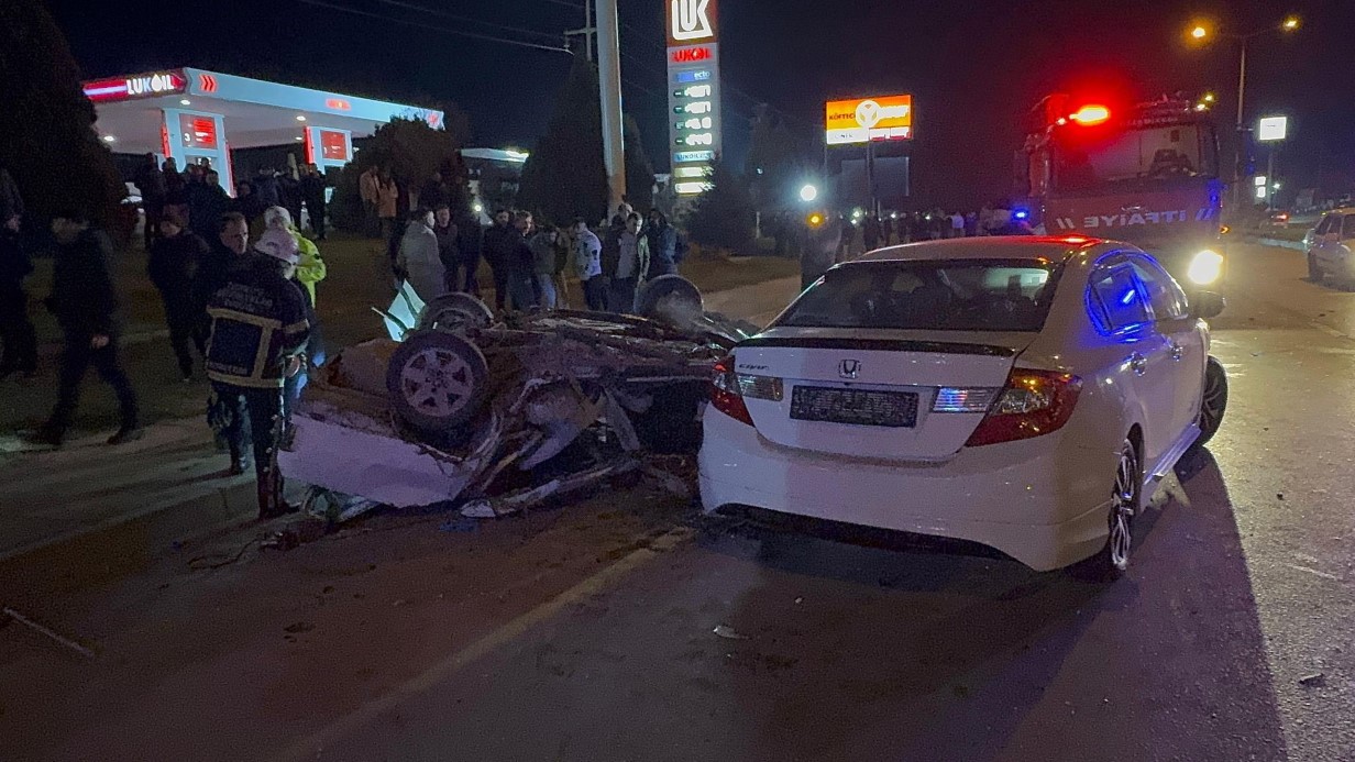 Fiat Tofaş kazada demir yığınına döndü, 3 kişi yaralandı