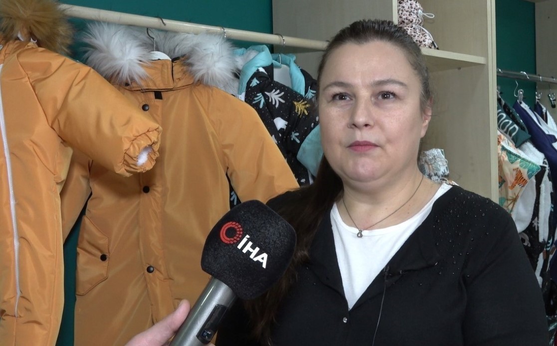 Kendi tasarladığı kar tulumuyla Rus annelerin gönlünü fethetti