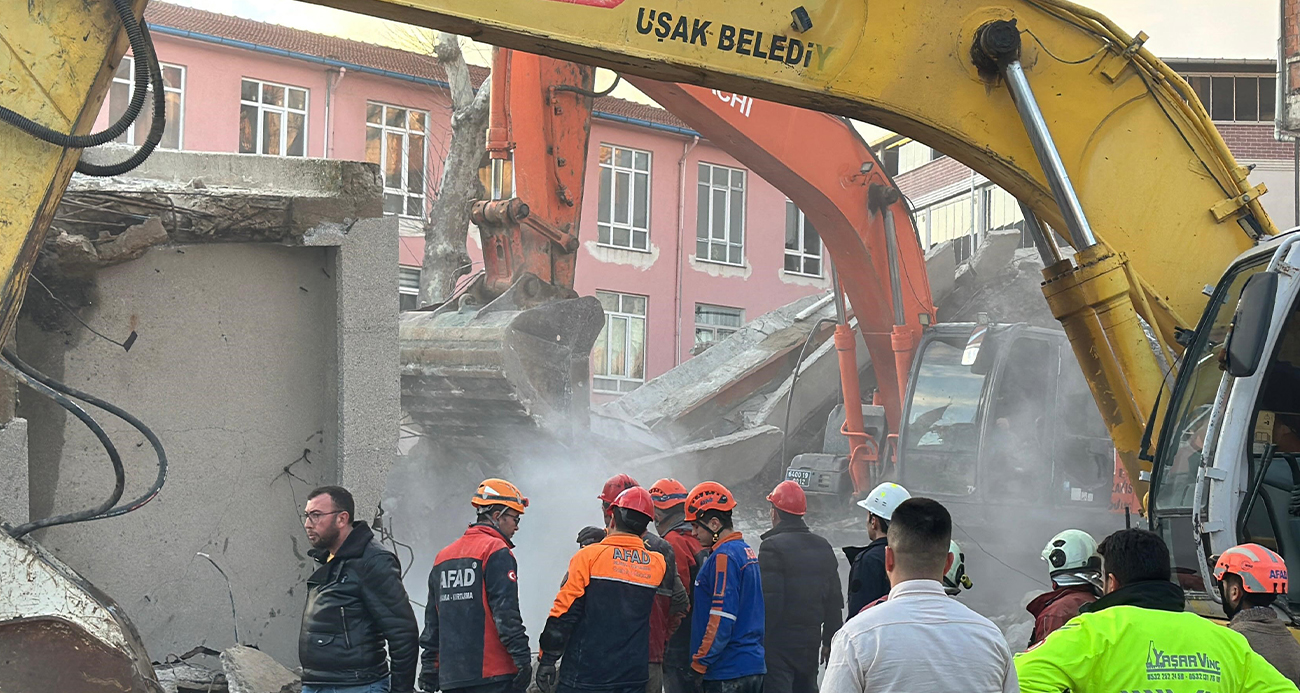 Uşak’ta bir işhanının yıkımı esnasında meydana gelen göçükte enkaz altında kalan operatörün cansız bedenine ulaşıldı.