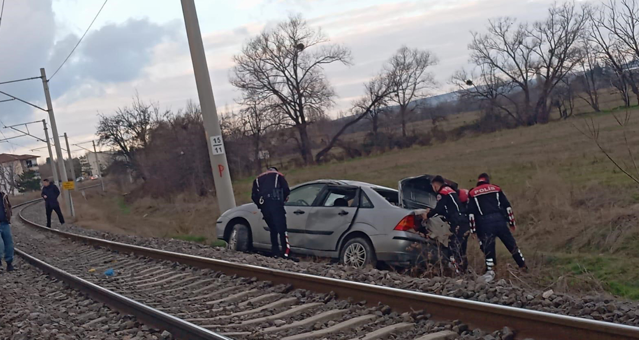 Kütahya’da polisten kaçan araç takla atarak demir yoluna devrildi