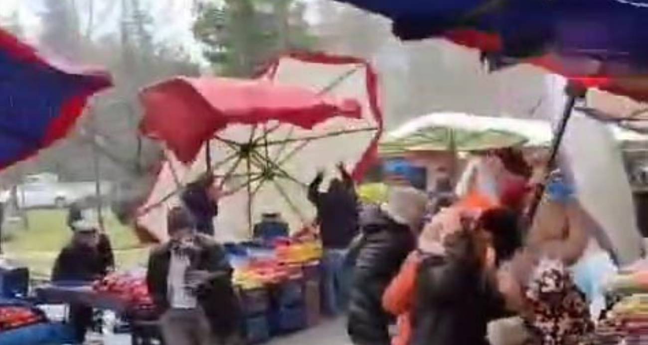 Fırtına, pazarcı esnafına zor anlar yaşattı