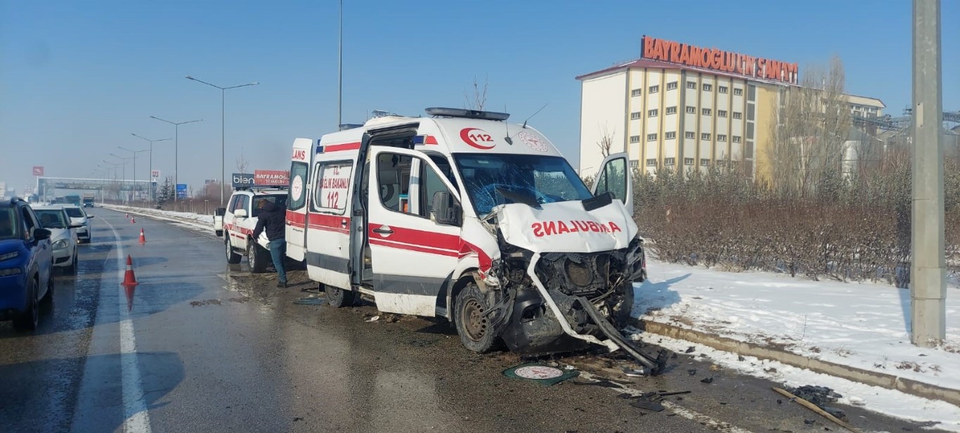 Erzurum’da ambulanslarında karıştığı trafik kazası: 9 yaralı