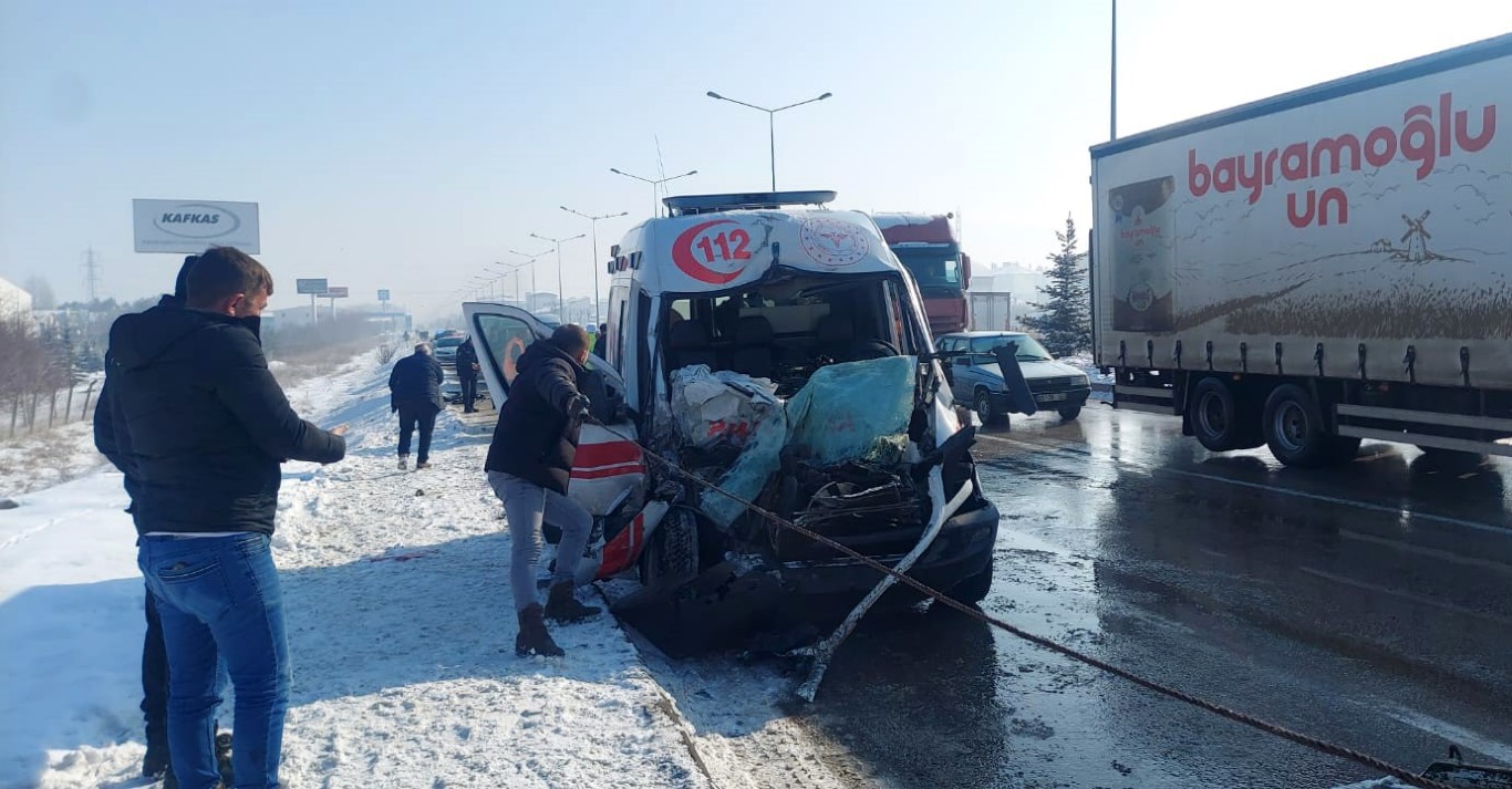 Erzurum’da ambulanslarında karıştığı trafik kazası: 9 yaralı