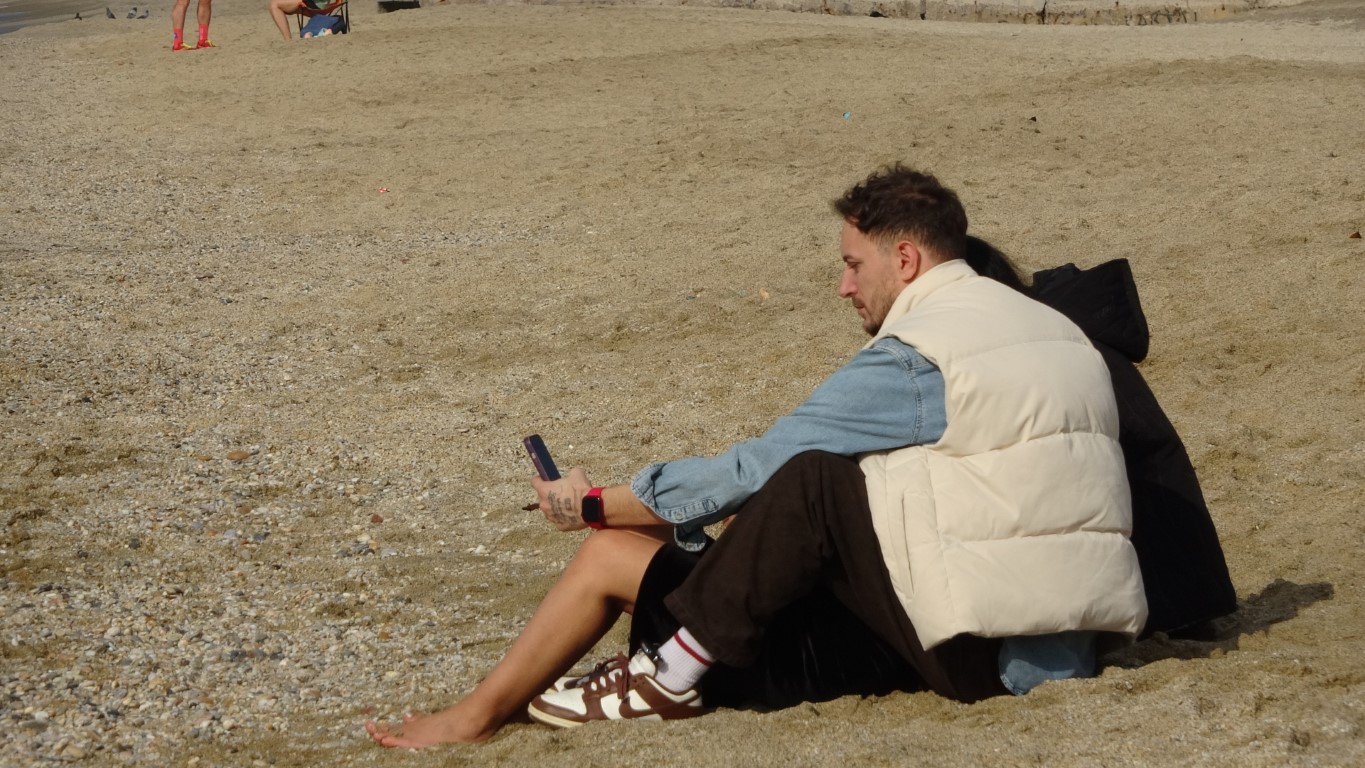 Alanya’da turistler sıcak havanın keyfini plajda çıkardı