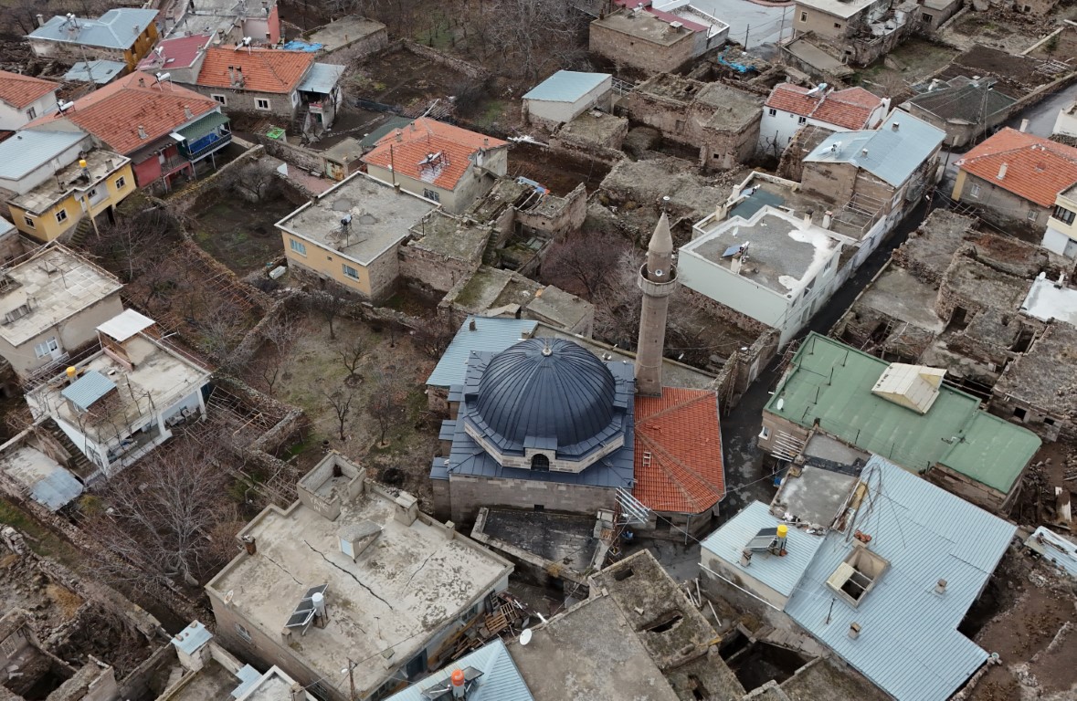 571 yıllık cami dimdik ayakta