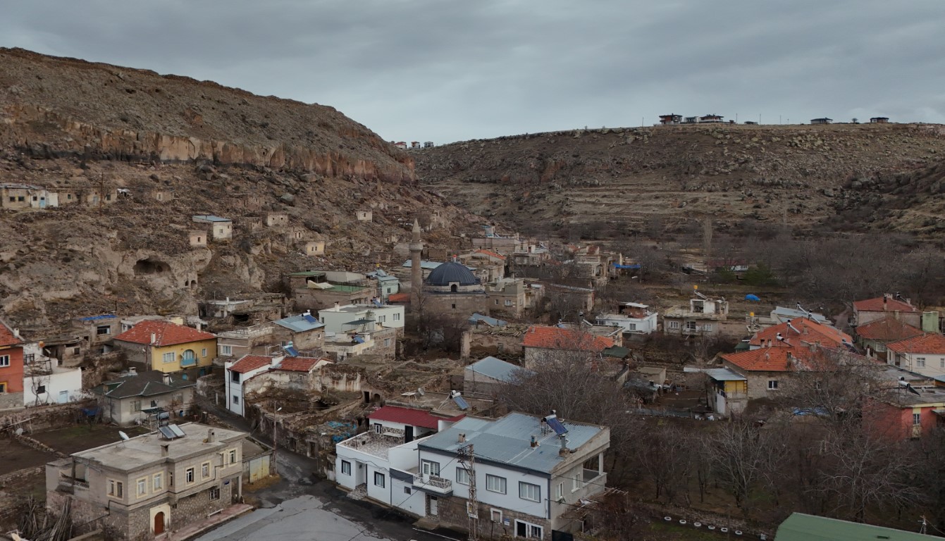 571 yıllık cami dimdik ayakta